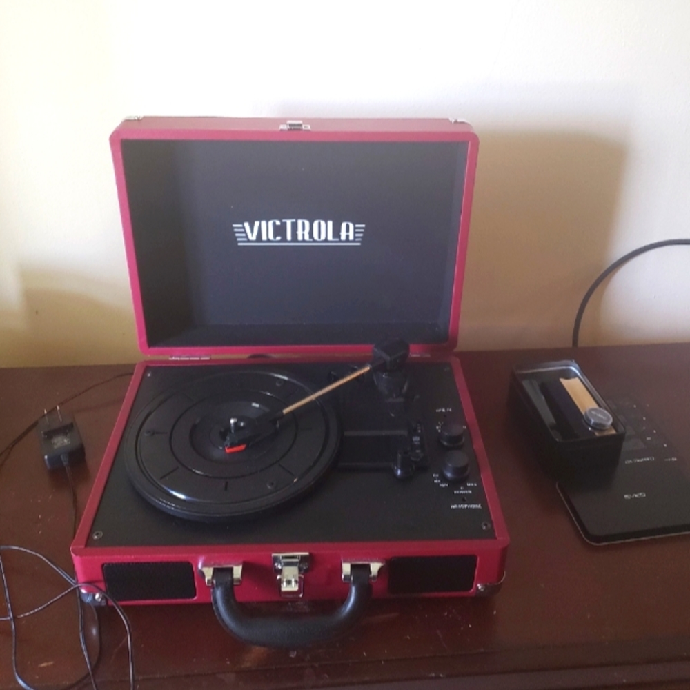 New barely use Retro style Vinyl player and cleaning kit